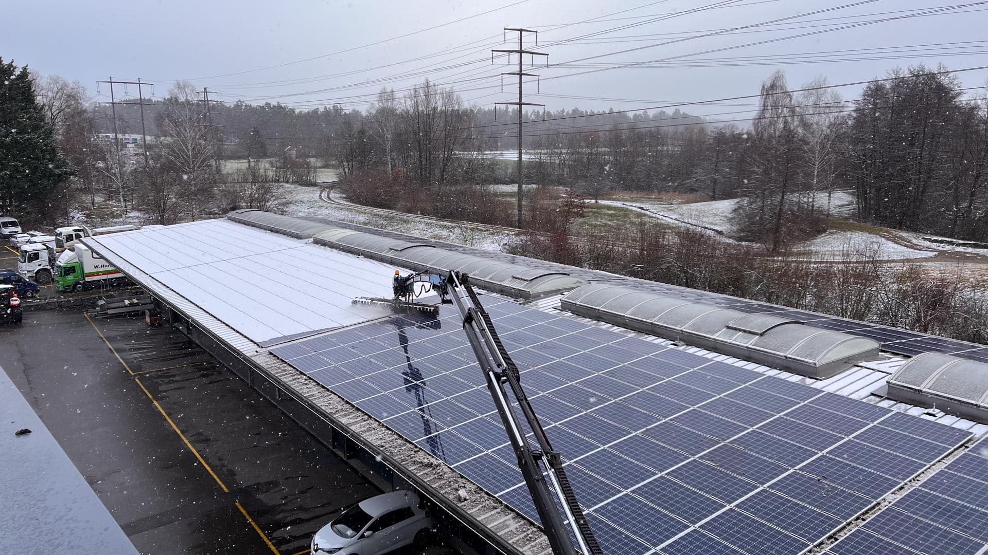 Monteure installieren Solarmodule auf einem verschneiten Dach